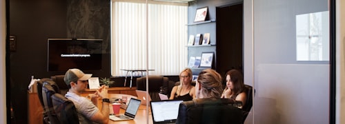 玩家部落球迷社区内球迷们热烈讨论的场景